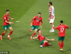 多米平台-绿茵神话从保级队出道横扫足坛妖火大师